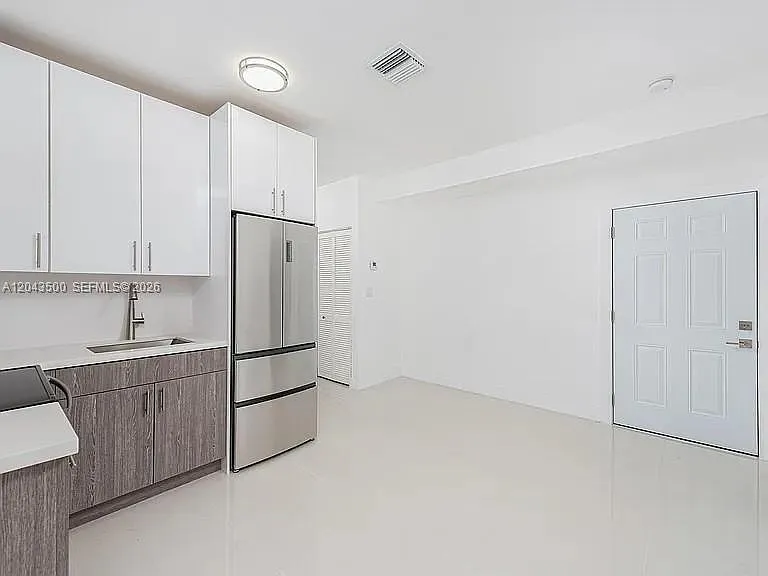 $2,000 676 NW 47th St #4 — Photo 3