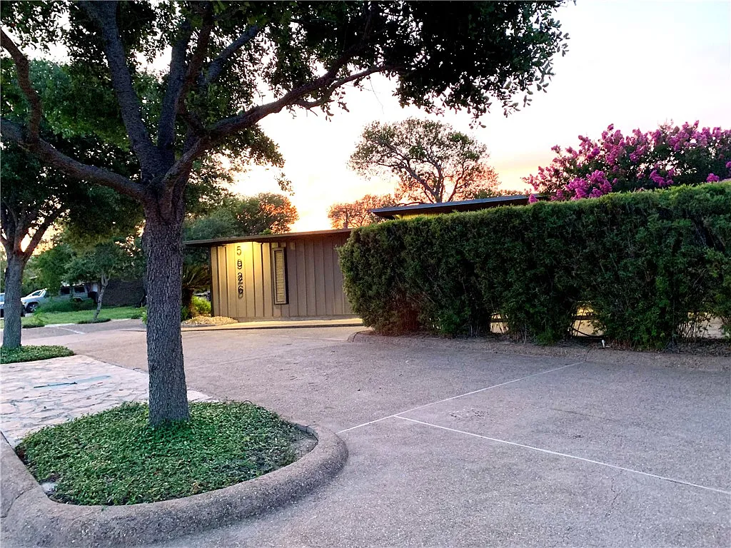 2 bed, 1.0 bath, 1717 sqft, $2,800 — Photo 2