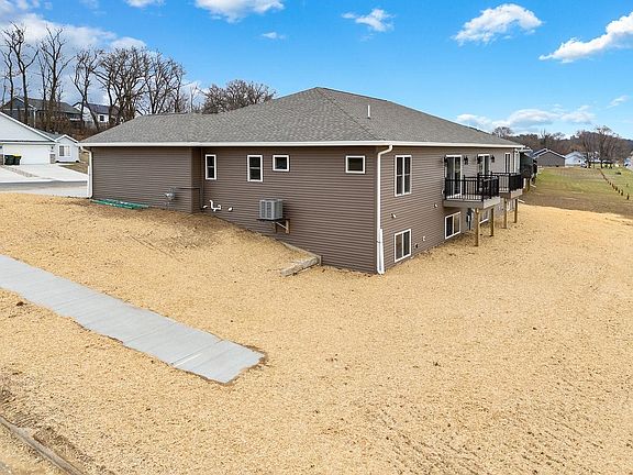 5th image of 2465 Russell Ct