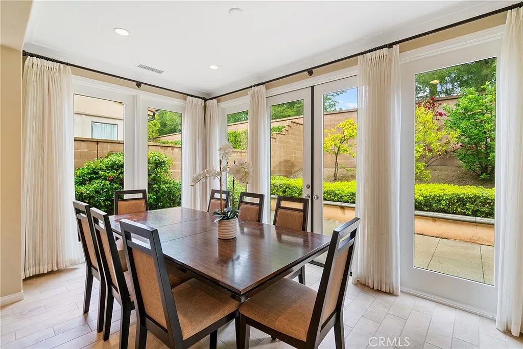 4 bed, 2653 sqft, $7,200 — Photo 4