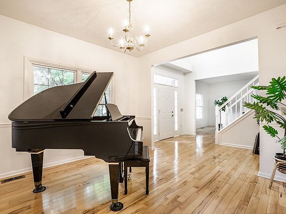 3rd image of 9160 Stratton Ct