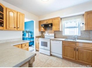 1562 208th St, Bayside, NY 11360