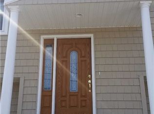 52 Westminster Ln, West Islip, NY 11795