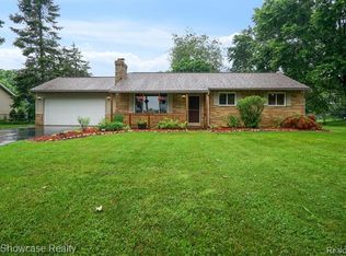 1714 S Hickory Ridge Rd, Milford, MI 48380