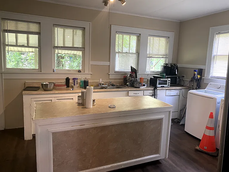 700 W Georgia Ave — Photo 4