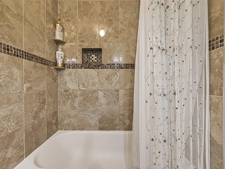 8203 Paddington Place Dr — Photo 15