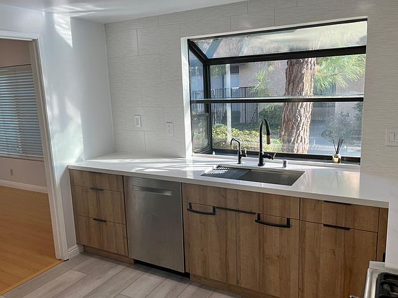 Kitchen facing the baywindow