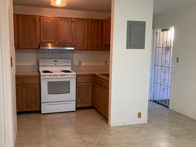 1066 Green St #300 — Photo 3