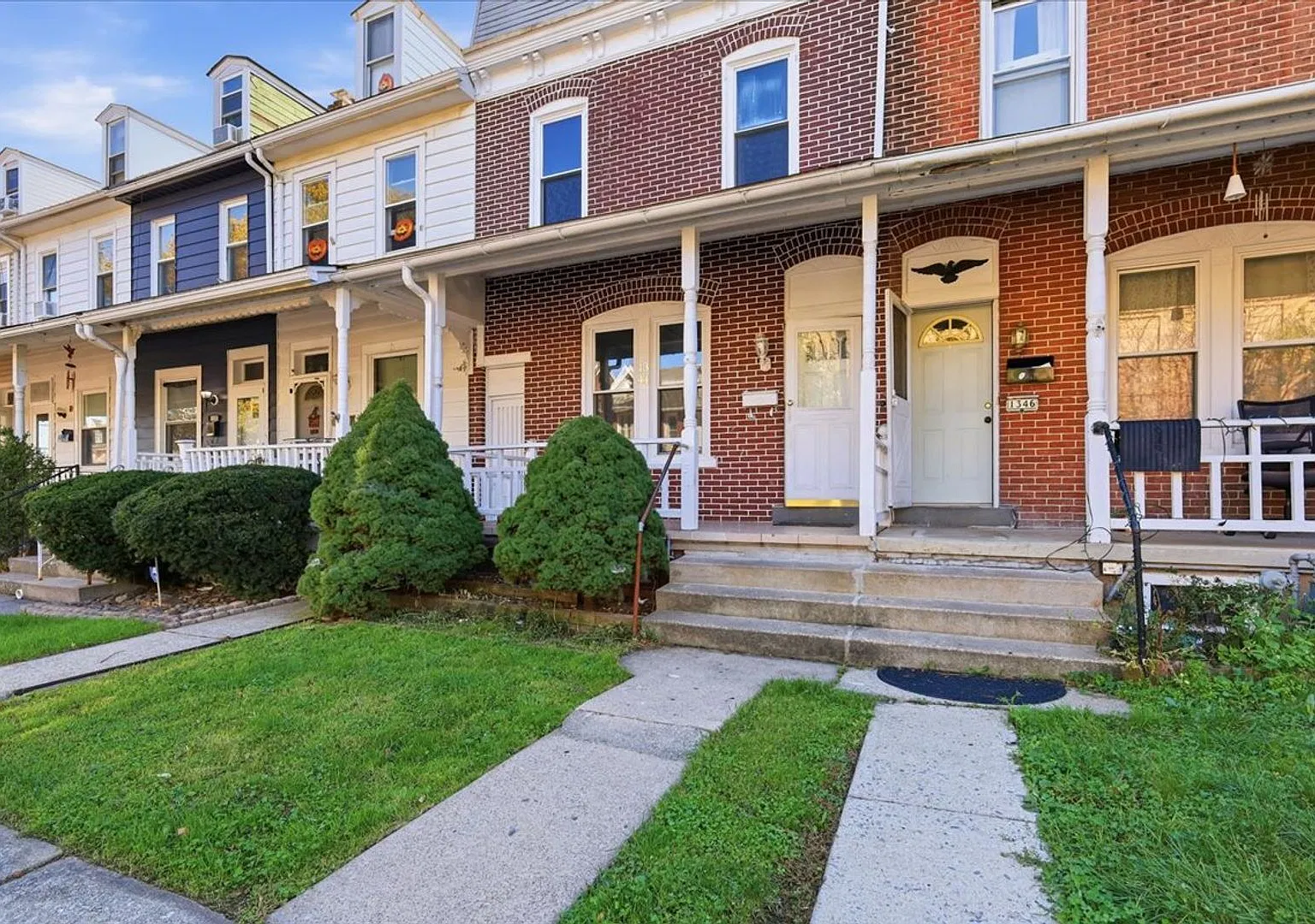 Spacious 5-Bedroom, 2 Full-Bath Twin Home with One-Car Garage for Rent! — Photo 3