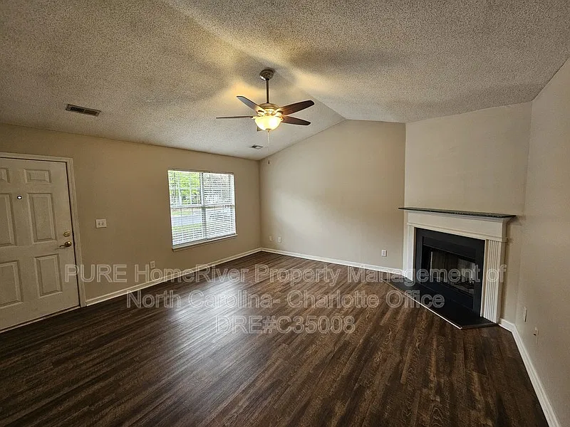 2 bed, 2.0 bath, 1098 sqft, $1,595 — Photo 2