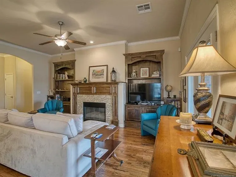 10724 Masters Cir — Photo 6