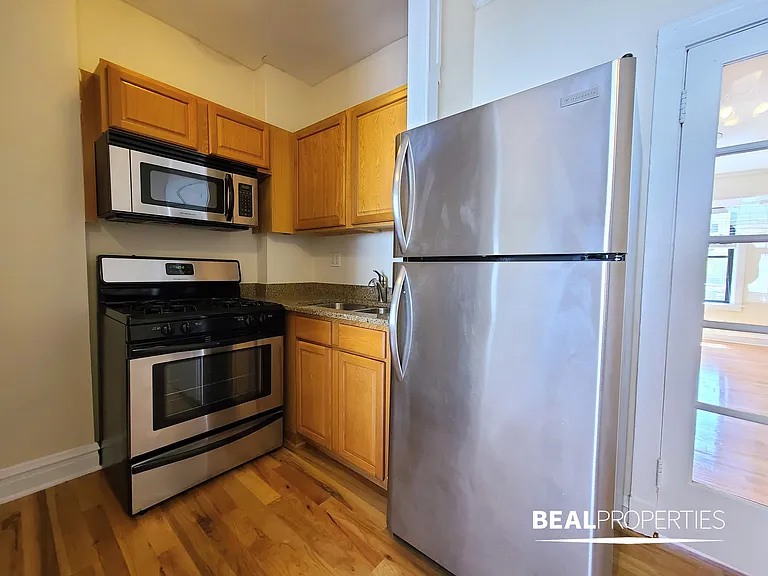 740-50 West Addison Street — Photo 9