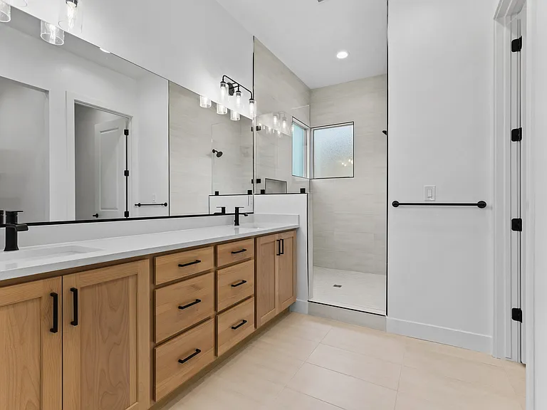 Master Bathroon