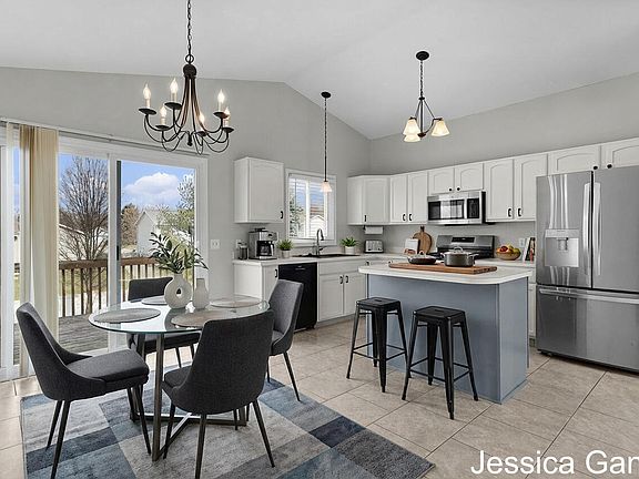 5th image of 553 Sunmeadow Dr SE