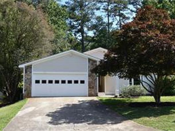 1st image of 690 Lake Forest Ct