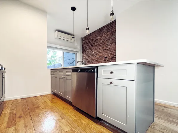 411 Manhattan Avenue image 2 of 9