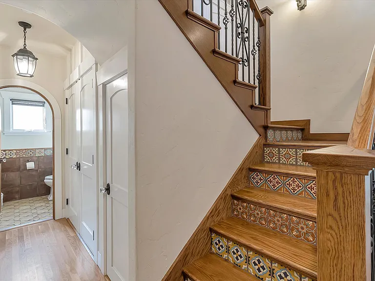 1568 Mariposa Ave — Photo 44