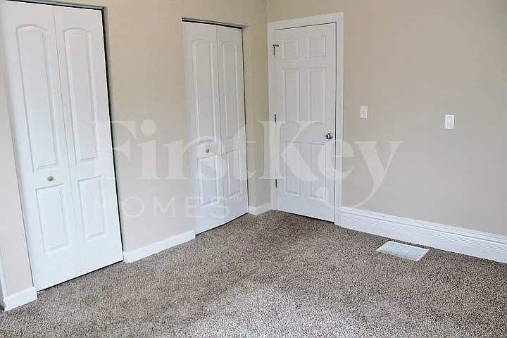 304 E 4th St — Photo 5