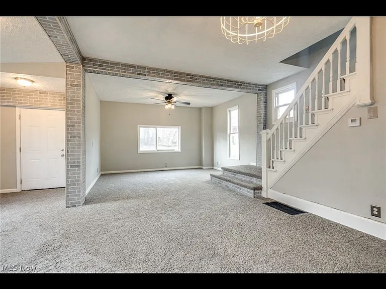 434 E Summit St — Photo 2