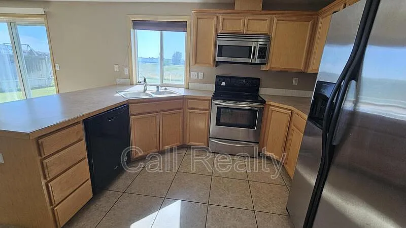 4 bed, 2.5 bath, 2270 sqft, $2,400 — Photo 3