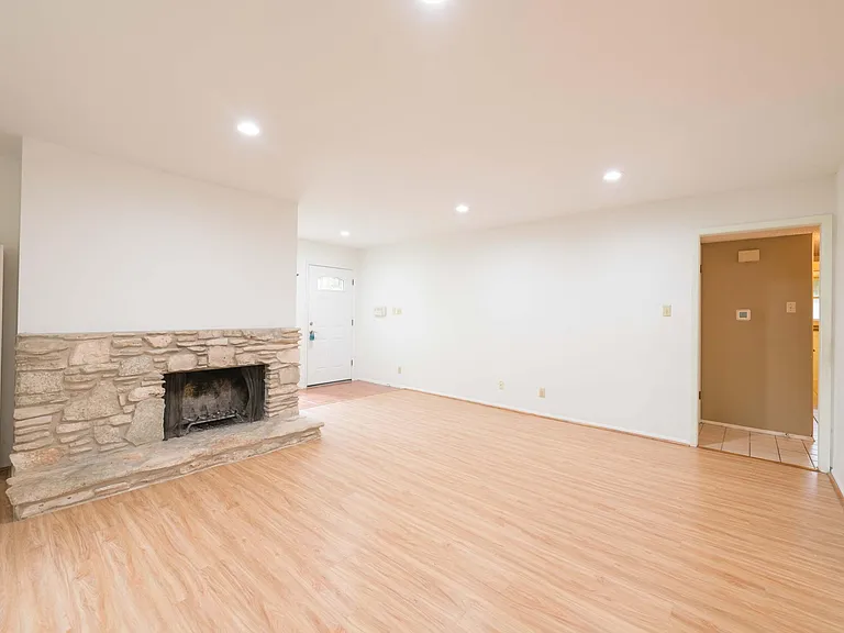 701 The High Rd #A — Photo 6