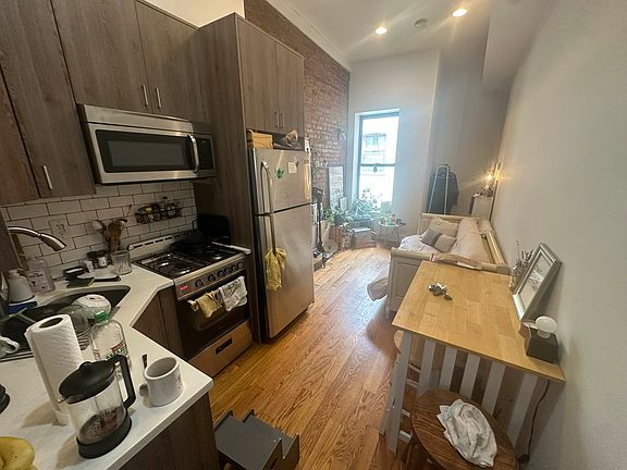 2nd image of 487 Chauncey St APT 3L