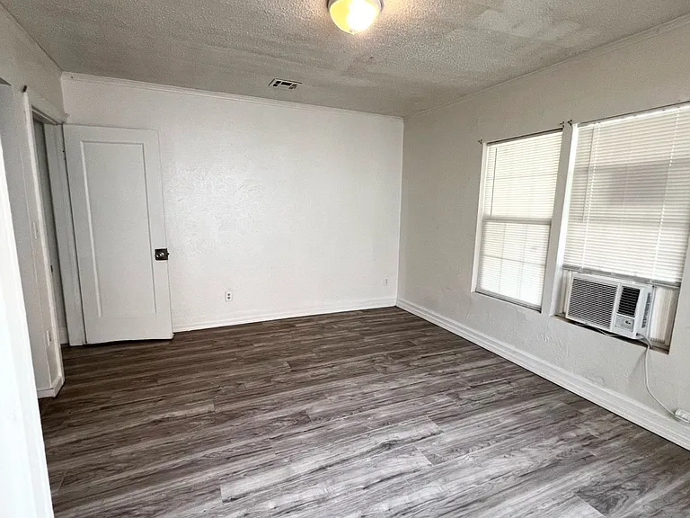 2240 NE 20th St — Photo 28