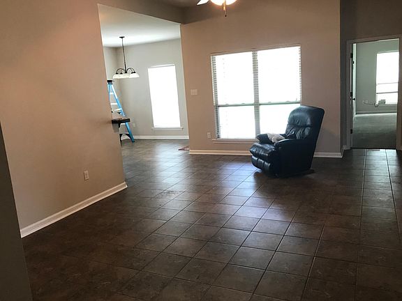 5th image of 39056 Elliott Ave