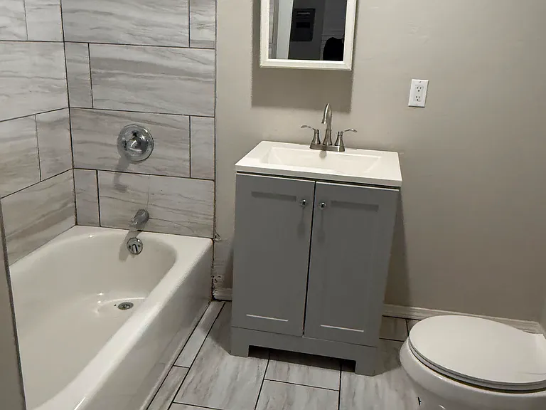 105 SW 43rd St #2 — Photo 5
