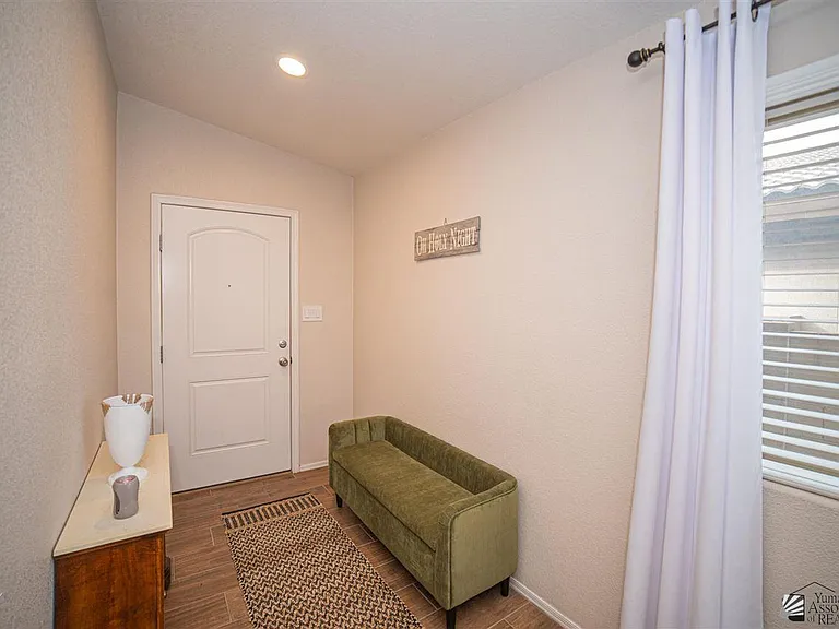 6580 E 33rd Ln — Photo 3