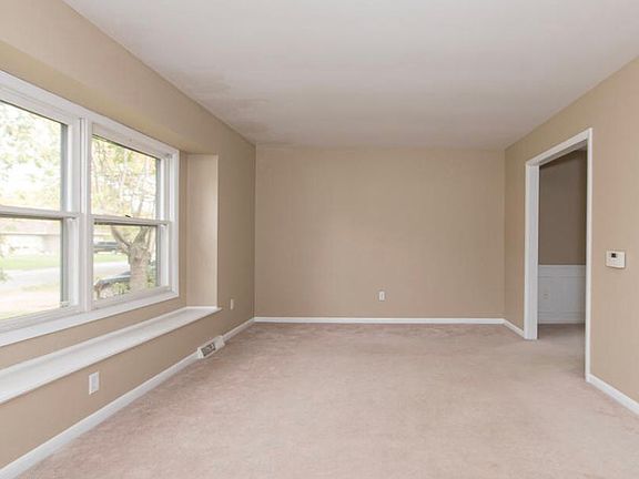 3rd image of 655 Knollwood Dr