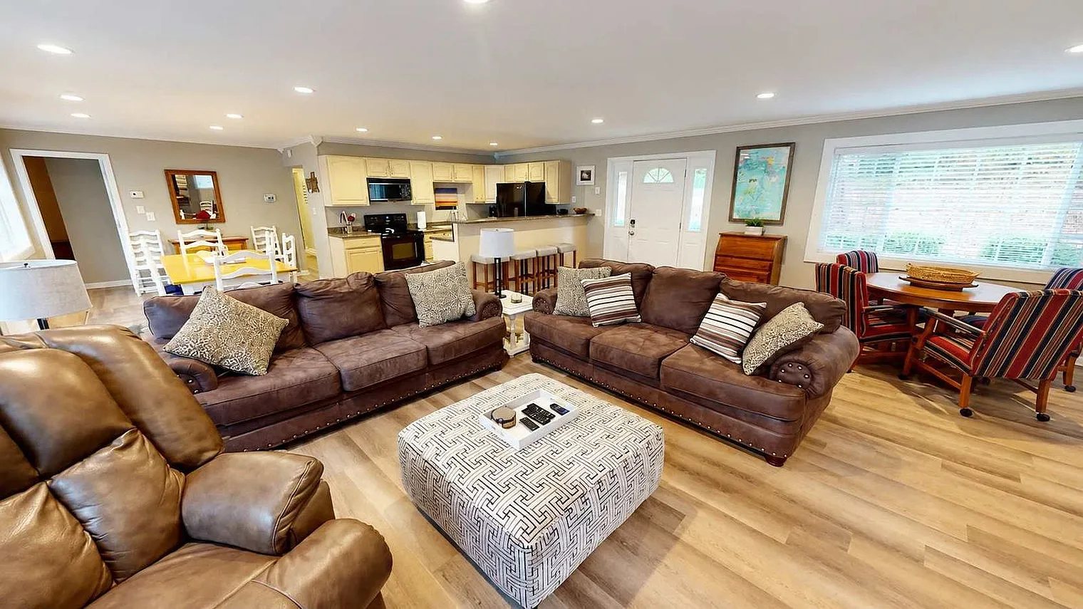 4 bed, 3.0 bath, 2206 sqft, $6,264 — Photo 2