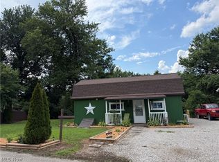 12 Hemlock St, Elizabeth, WV 26143