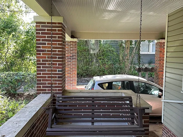 Beautiful downtown quad. 1 and 2 bed units available now. Pets allowed. — Photo 30