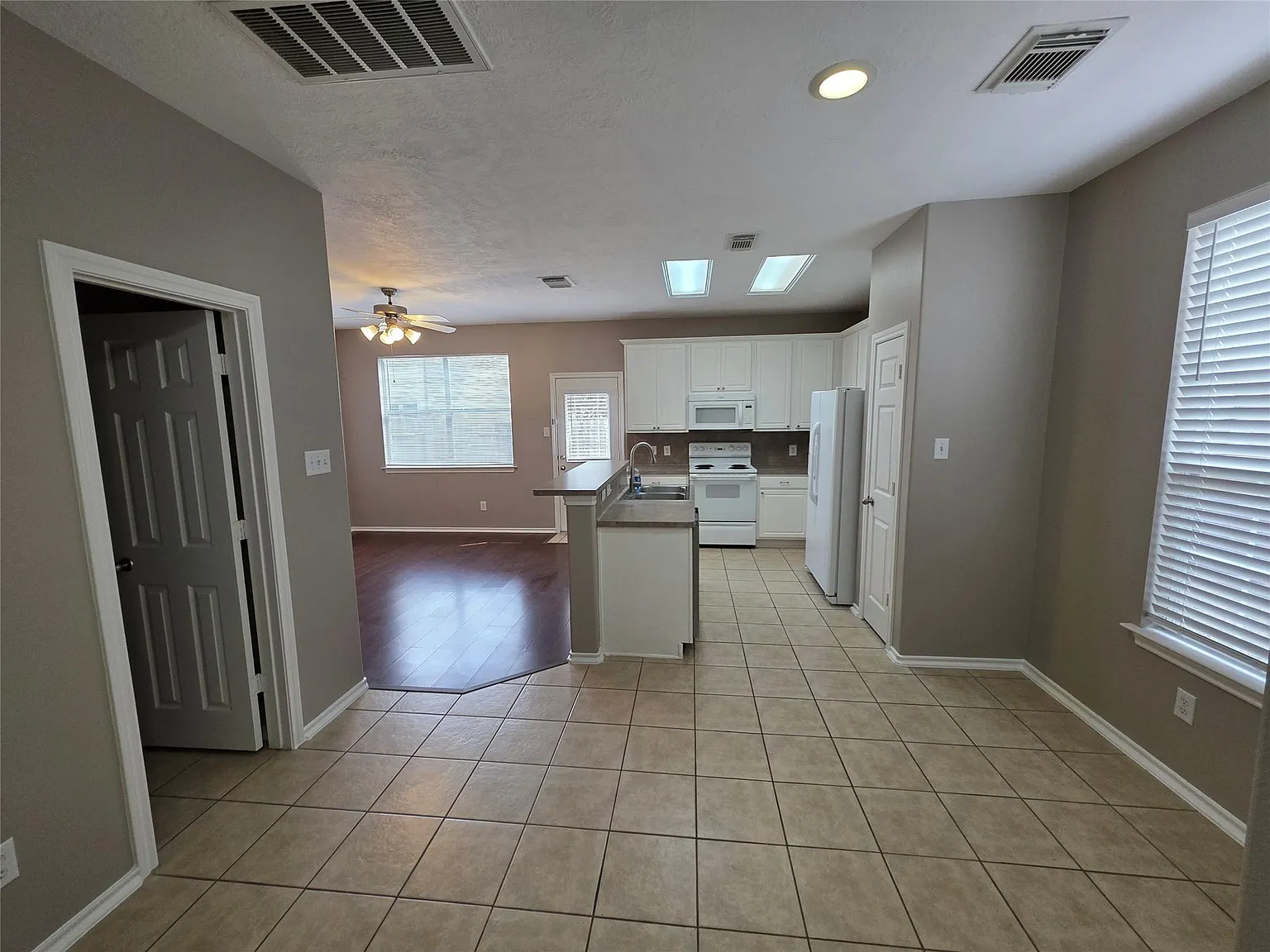 3 bed, 2.5 bath, 1503 sqft, $1,800 — Photo 2