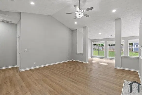 4 bed, 2704 sqft, $2,900 — Photo 2