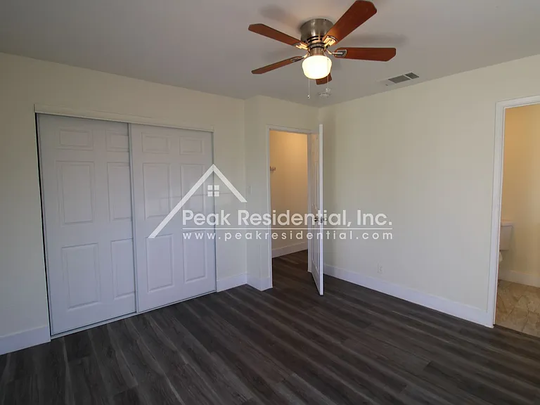 1042 Las Palmas Ave — Photo 22