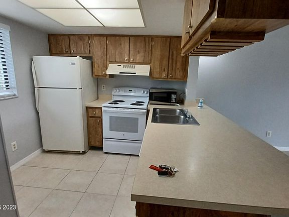 3rd image of 1806 University Ln APT 405
