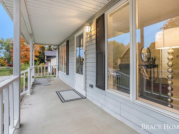 5th image of 4199 Bradford St NE