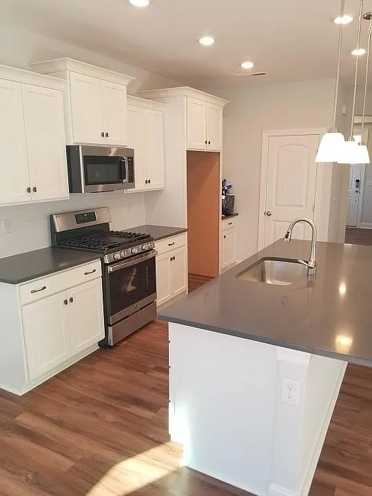 3 bed, 2.5 bath, 1748 sqft, $1,950 — Photo 3