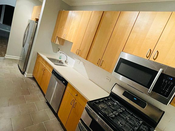 3rd image of 805 S Claremont Ave APT 1
