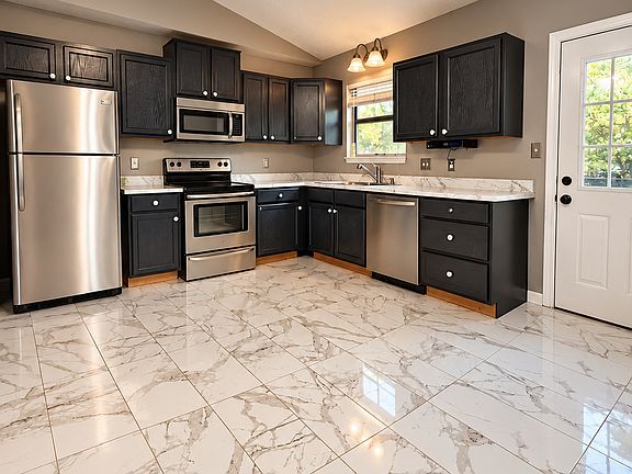 3rd image of 326 Glenbrook Dr