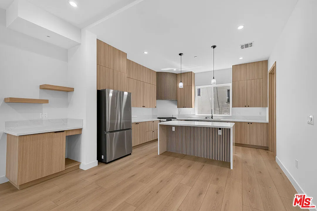 3 bed, 3.5 bath, 2000 sqft, $5,270 — Photo 3