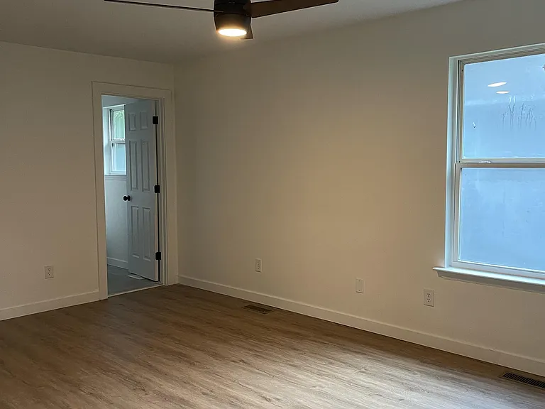 3759 Grace Ave — Photo 7