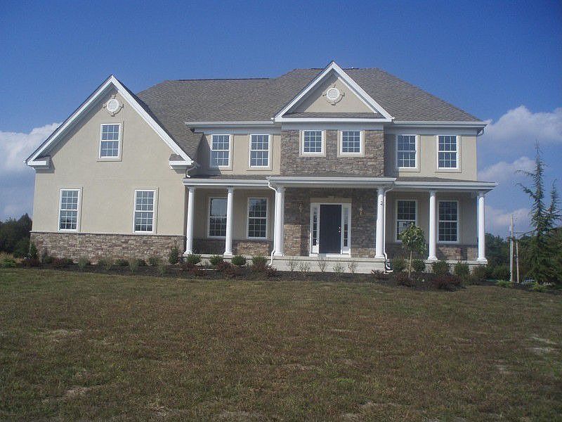 Colonial in Lakefront Community