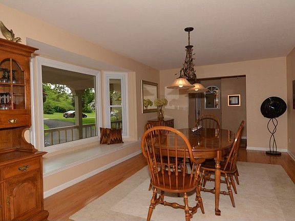 Baywindow Pocket Drs Lrge Rm