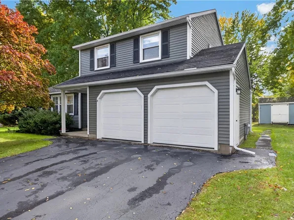 8221 Coconut Tree Dr, Liverpool, NY 13090