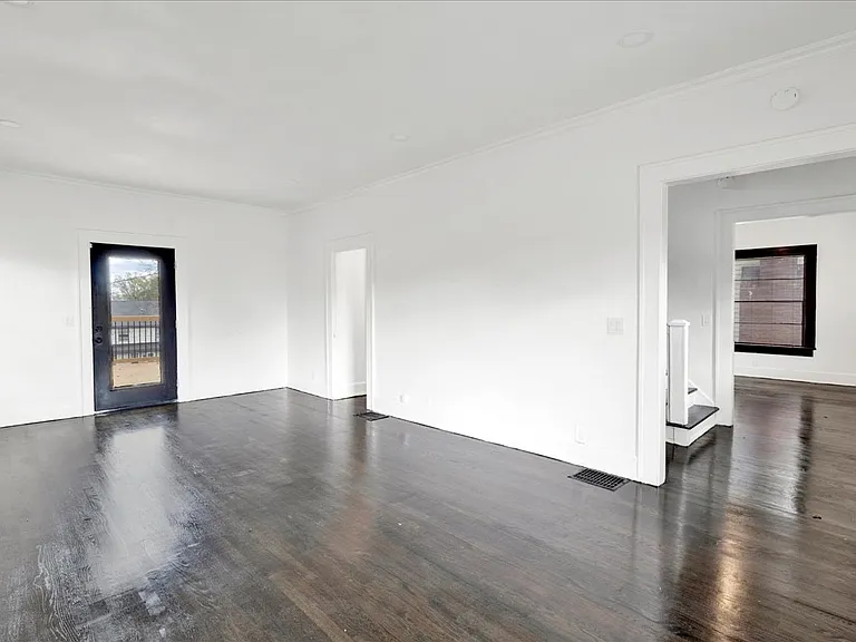 2816 W 20th St — Photo 6