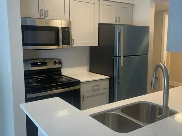 Renovated Kentucky Derby w/ Breakfast Bar
1bed1bath