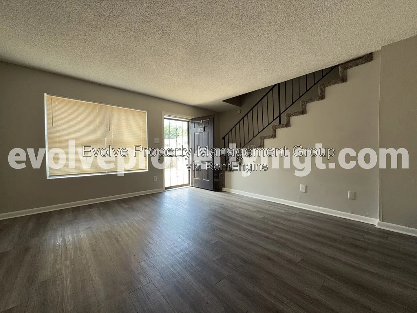 2 bed, 1.5 bath, 1054 sqft, $995 — Photo 2